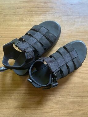UGG Women’s Size 8 (39) Fisherman Platform Buckle Sandals